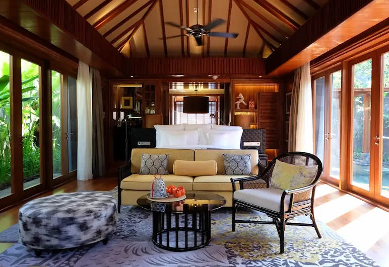 luxury hotel suite room
