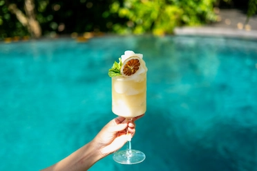 Tropical Oasis Bar – Poolside Sips & Fresh Vibes in Ubud Tropical Oasis Bar – Poolside Sips & Fresh Vibes in Ubud
