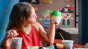 Meera_Kids_Club_Mask_Painting_Movenpick_Resort_and_Spa_Jimbaran_Bali