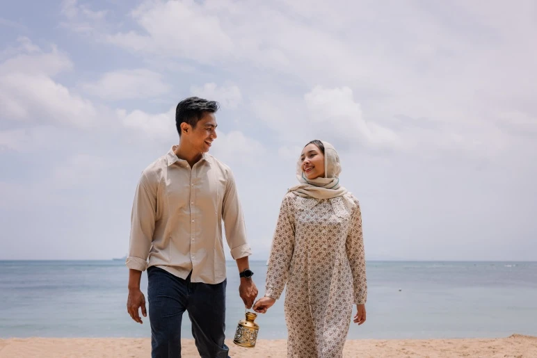Family enjoy Ramadhan by the beach in Bali
