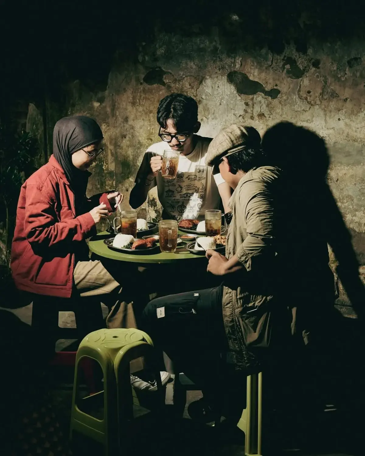 People_eating_amazing_food_in_a_hidden_gem_place