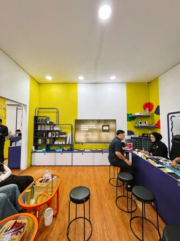 Customer consulting with a technician inside Kamar Gadget Bandung