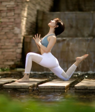 A_woman_doing_yoga