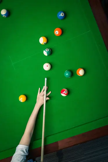 People_playing_billiard