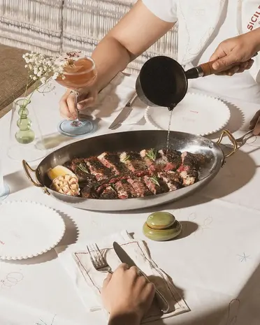 Delicious_steak_in_a_plate