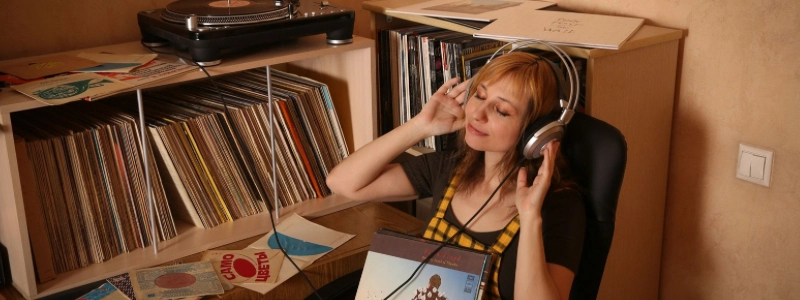 Girl_wearing_a_headphone