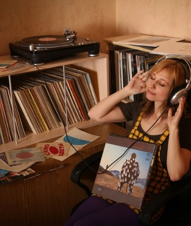 Girl_wearing_a_headphone