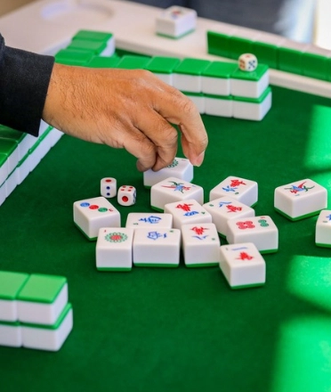 Mahjong_on_a_table 