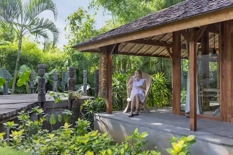 girl sitting in the balinese building
