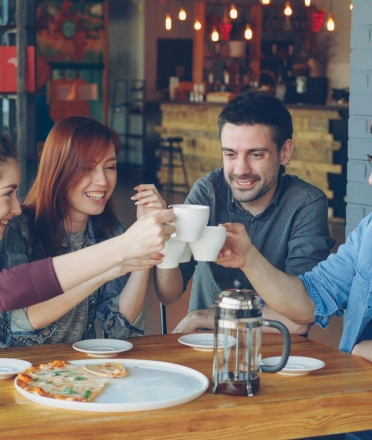 Four_people_drinking_coffee_at_a_cafe