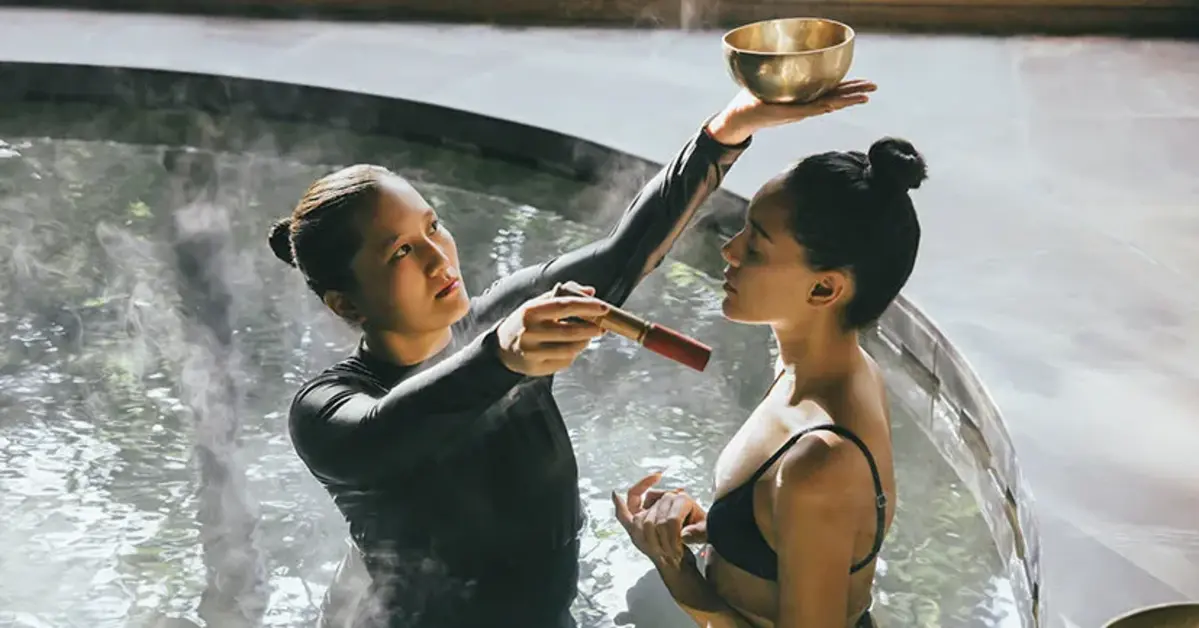 A_woman_do_sound_healing_session