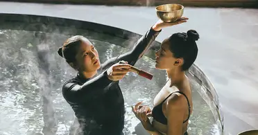 A_woman_do_sound_healing_session