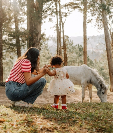 mom_and_kids_touch_horse
