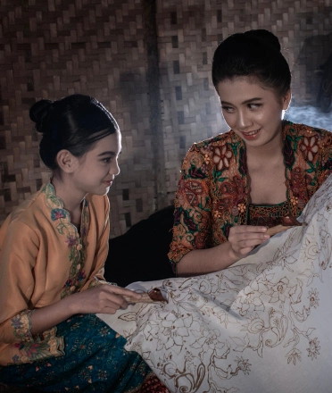 Two_people_crafting_batik