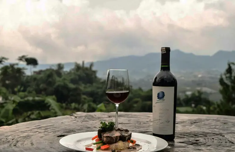 Burgundy Dine & Wine