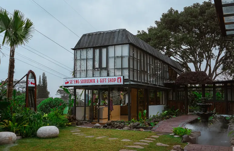 Seeng Noodle Boat-garden area