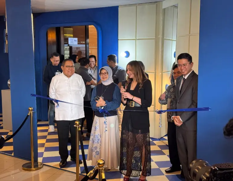 Saira Nisar on black dress