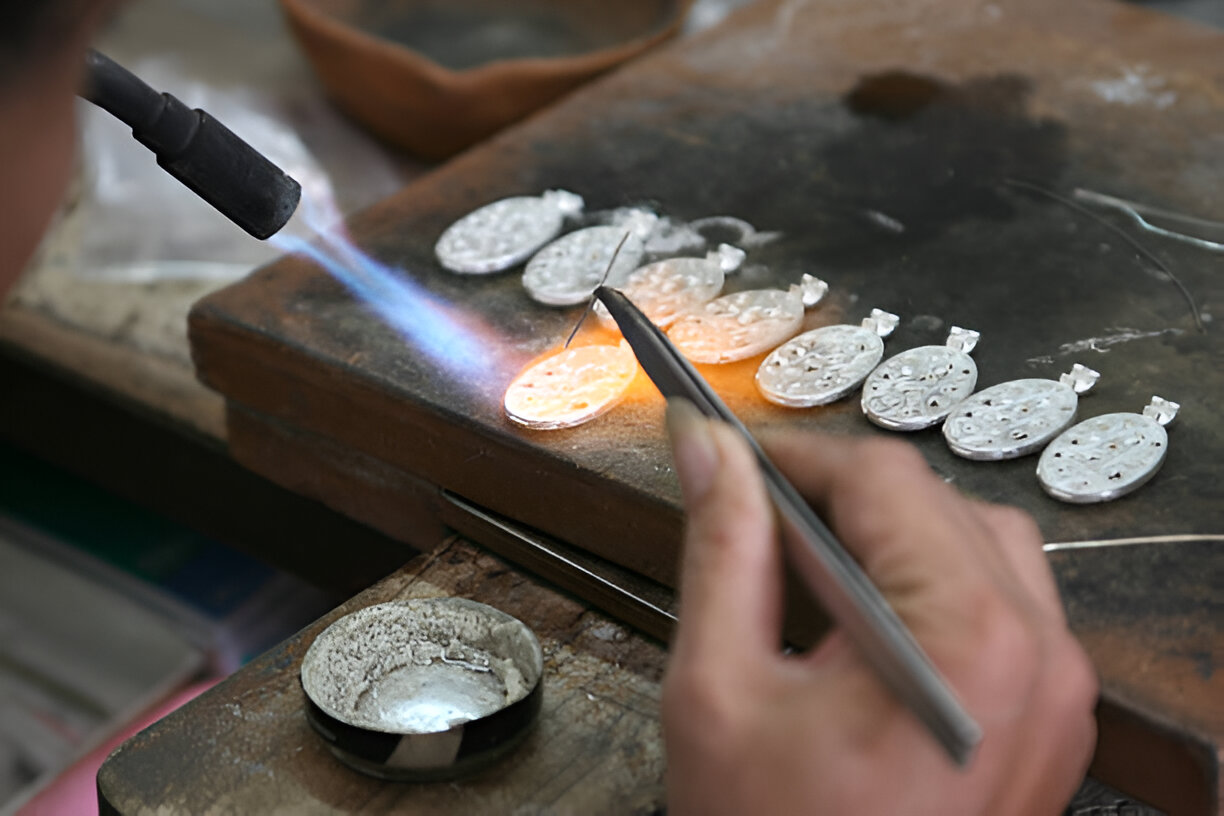 Shaping Elegance: Celuk Village’s Silversmith Wonders Unveiled Shaping Elegance: Celuk Village’s Silversmith Wonders Unveiled