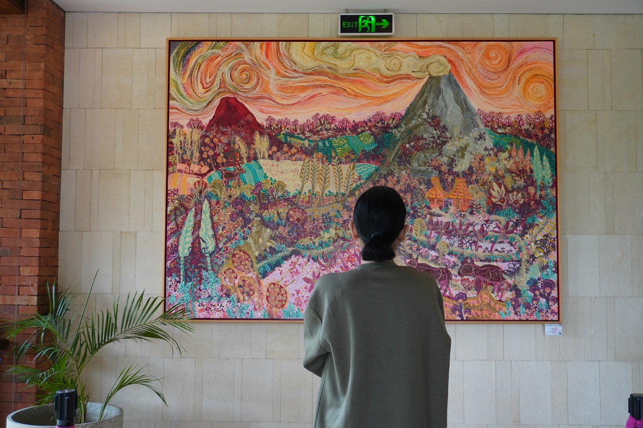 women_looking_at_painting