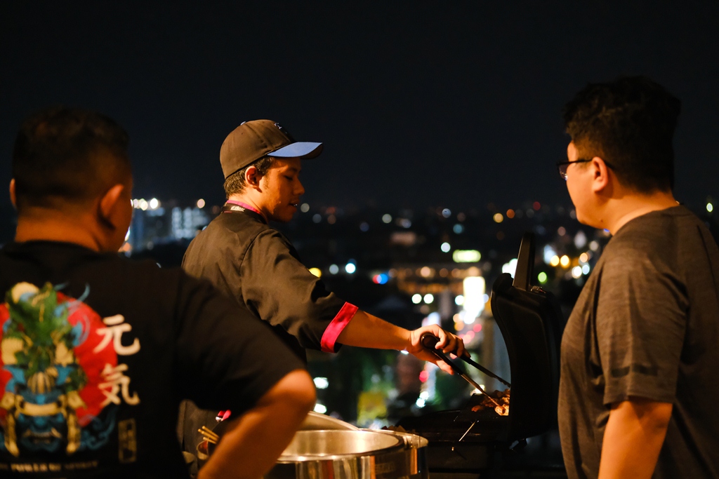 Enjoy_All_U_Can_Eat_BBQ_with_Live_Music_from_The_Manohara_Hotel_Yogyakarta_Rooftop Enjoy_All_U_Can_Eat_BBQ_with_Live_Music_from_The_Manohara_Hotel_Yogyakarta_Rooftop