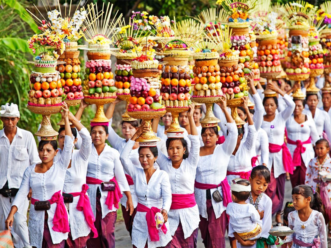 Gebogan: Balinese Vibrant Offering For God (Photo credit: palm-living.com)