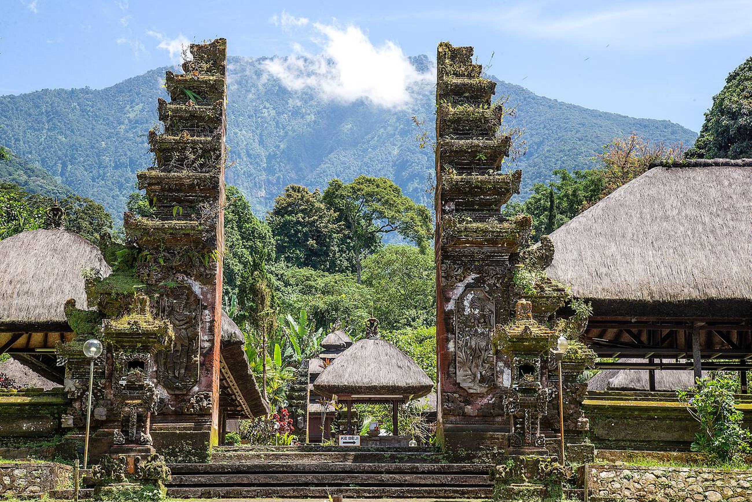 Guardian of Nature’s Sacred Site: Pura Luhur Batukaru Guardian of Nature’s Sacred Site: Pura Luhur Batukaru