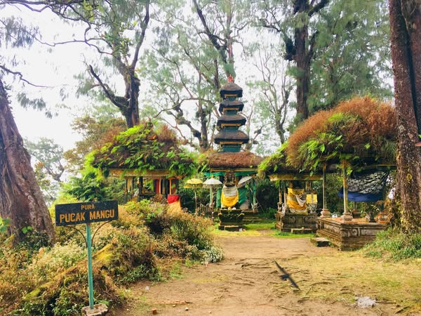Touch the Sky: The Vantage Sacred Site of Pura Pucak Mangu Touch the Sky: The Vantage Sacred Site of Pura Pucak Mangu