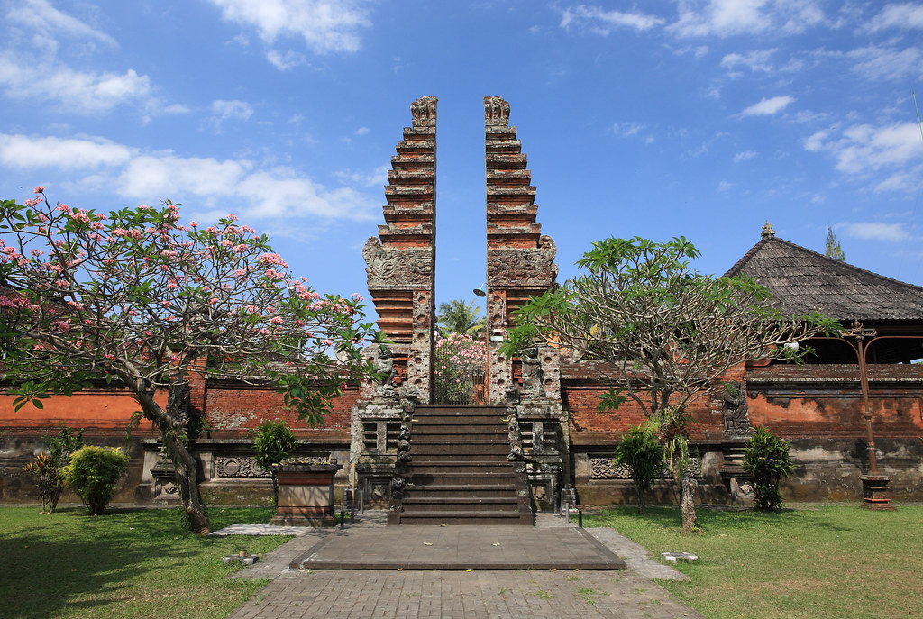 Mystic Melange: Exploring Pura Sada Kapal's Javanese-Balinese Fusion Mystic Melange: Exploring Pura Sada Kapal's Javanese-Balinese Fusion