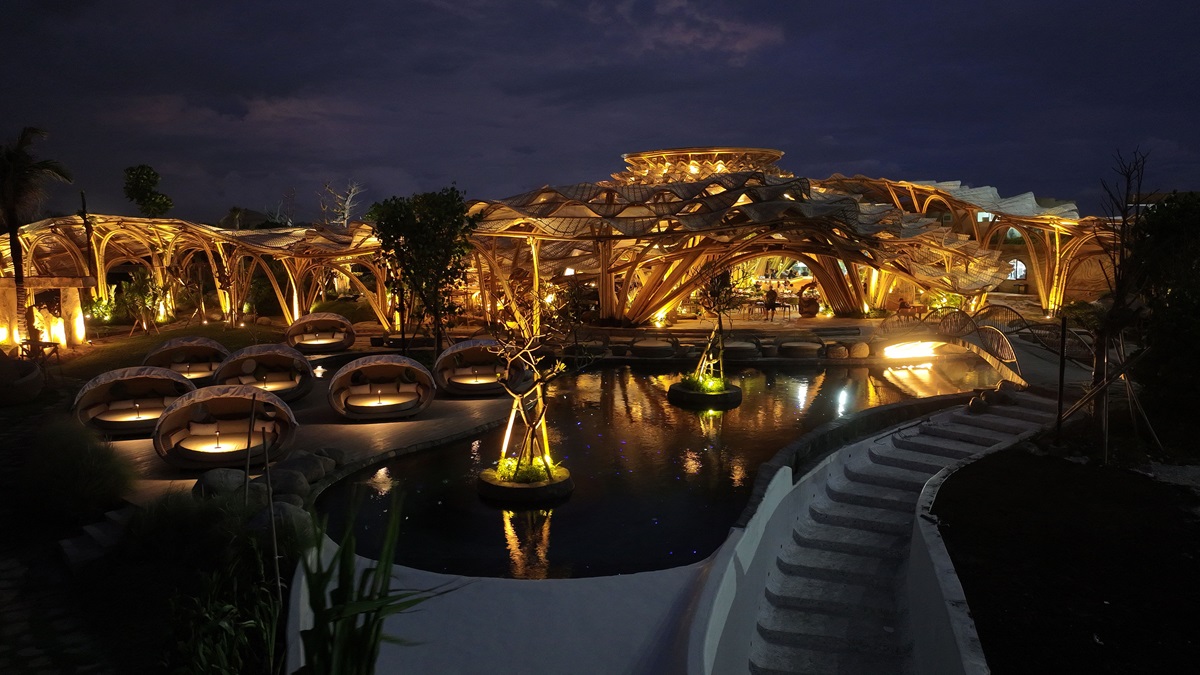Unwind and Dine at LUNA Beach Club: Bali’s Laid-Back Paradise Unwind and Dine at LUNA Beach Club: Bali’s Laid-Back Paradise