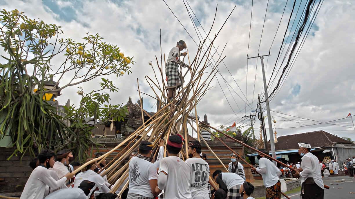Ritual of Unity and Protection: The Buoyant 'Mekotek' Ceremony Ritual of Unity and Protection: The Buoyant 'Mekotek' Ceremony