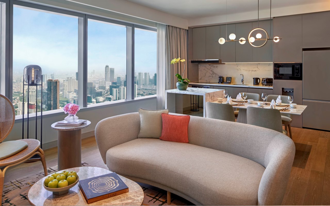 PARKROYAL Serviced Suites Jakarta Two Bedroom Suite - Living Room_Kitchen