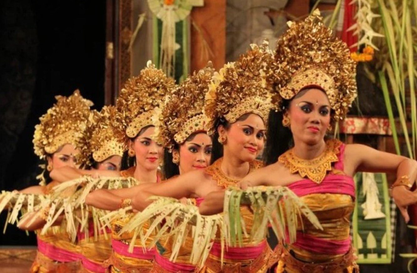 Pendet Dance