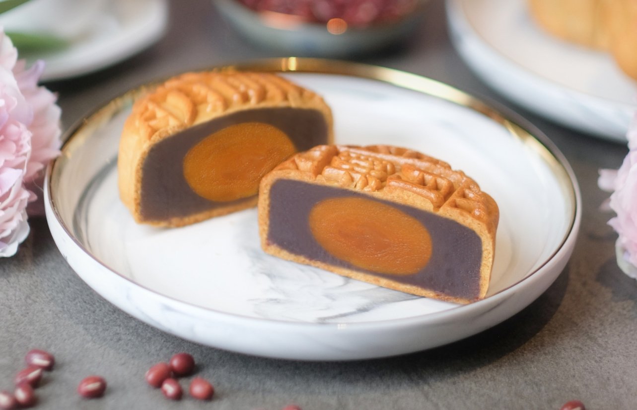 The Langham Mooncakes_Red Bean with Egg Yolk