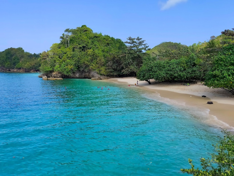 Tiga Warna Beach