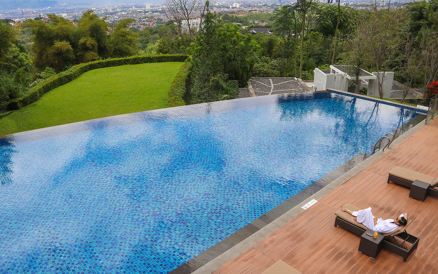 intercontinental bandung dago pakar pool